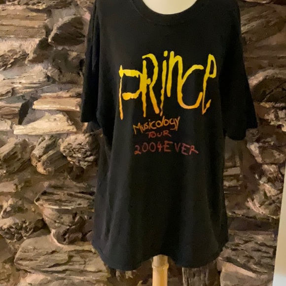 PRINCE  Tshirt & Concert Book + 1 - Picture 1 of 9